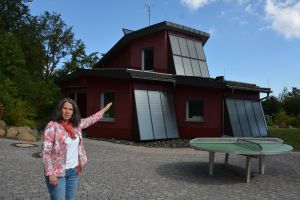Bildungsreferentin Christiane Jakob-Seufert führt Schulklassen durch das Energiehaus des Schullandheimes und Jugendhauses Thüringer Hütte.