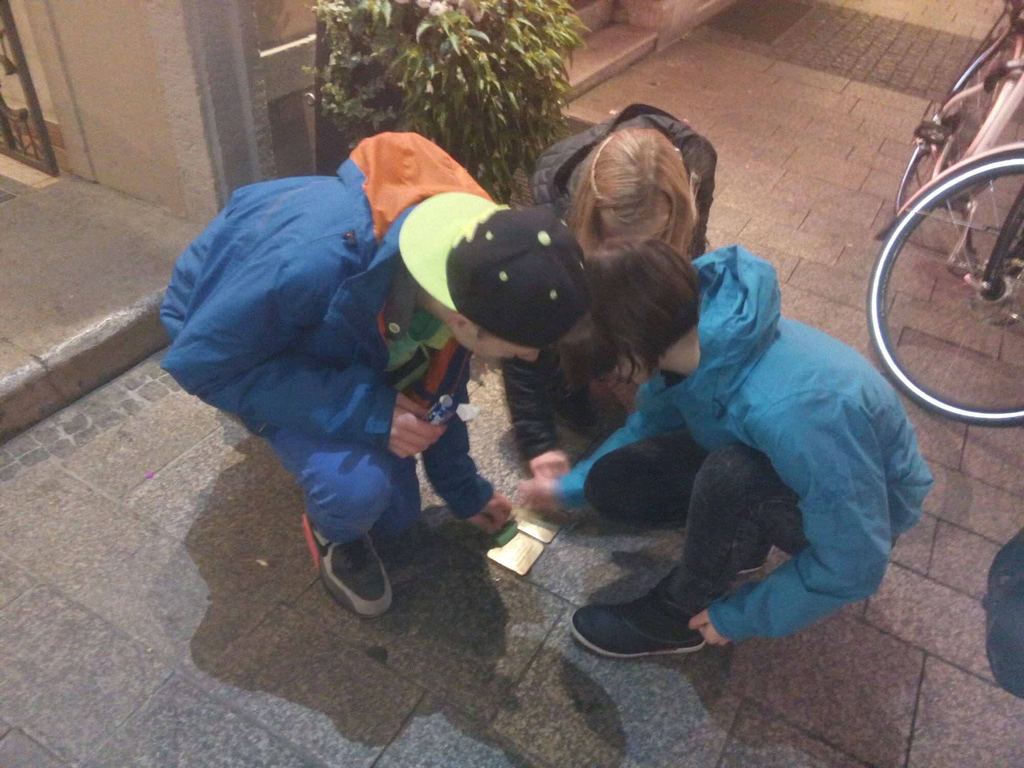 Bilder von der Pfadi-Stolperstein-Putzaktion